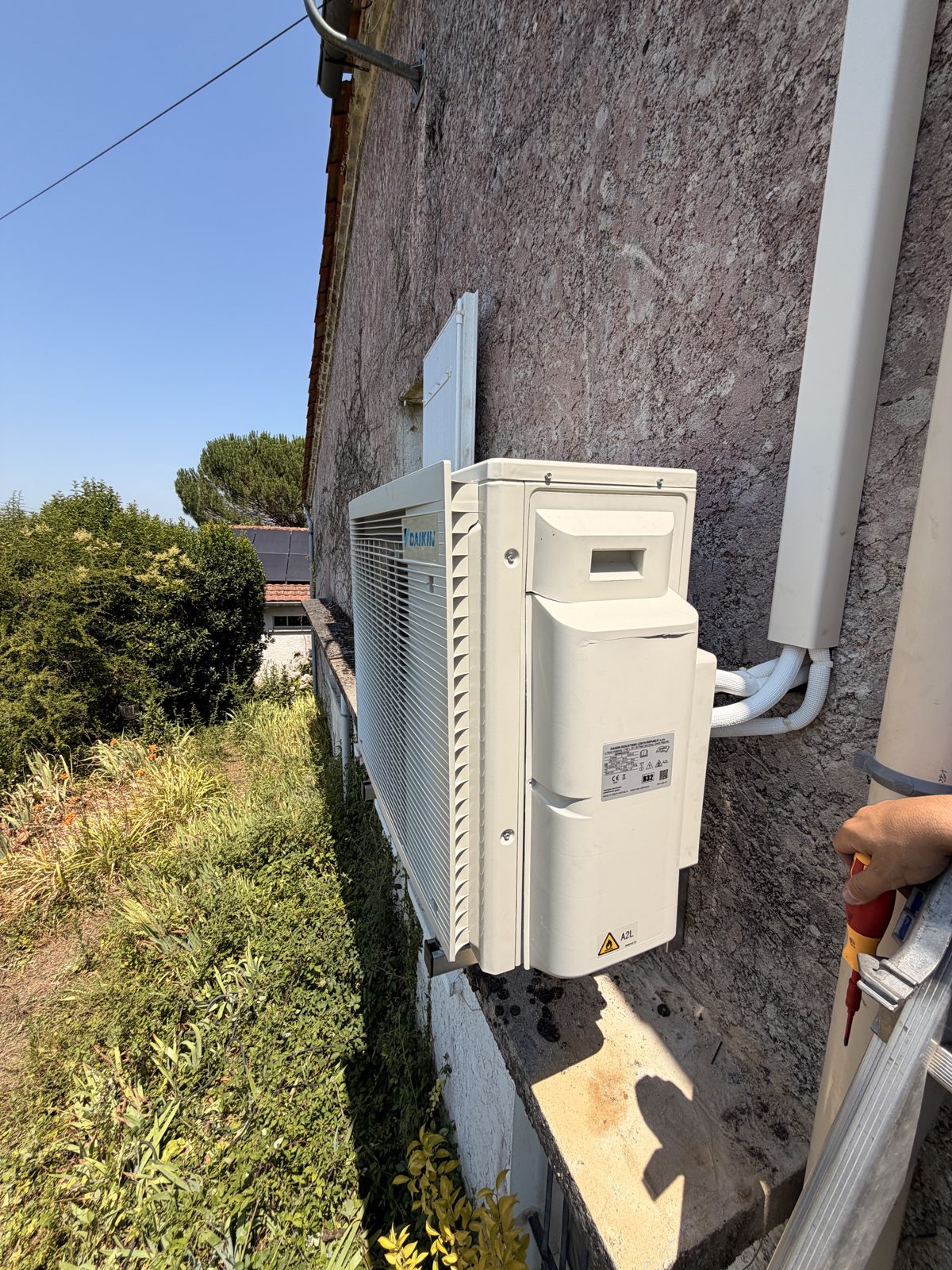 Unité extérieure de climatisation Daikin R32 installée en façade par GAB en Gironde