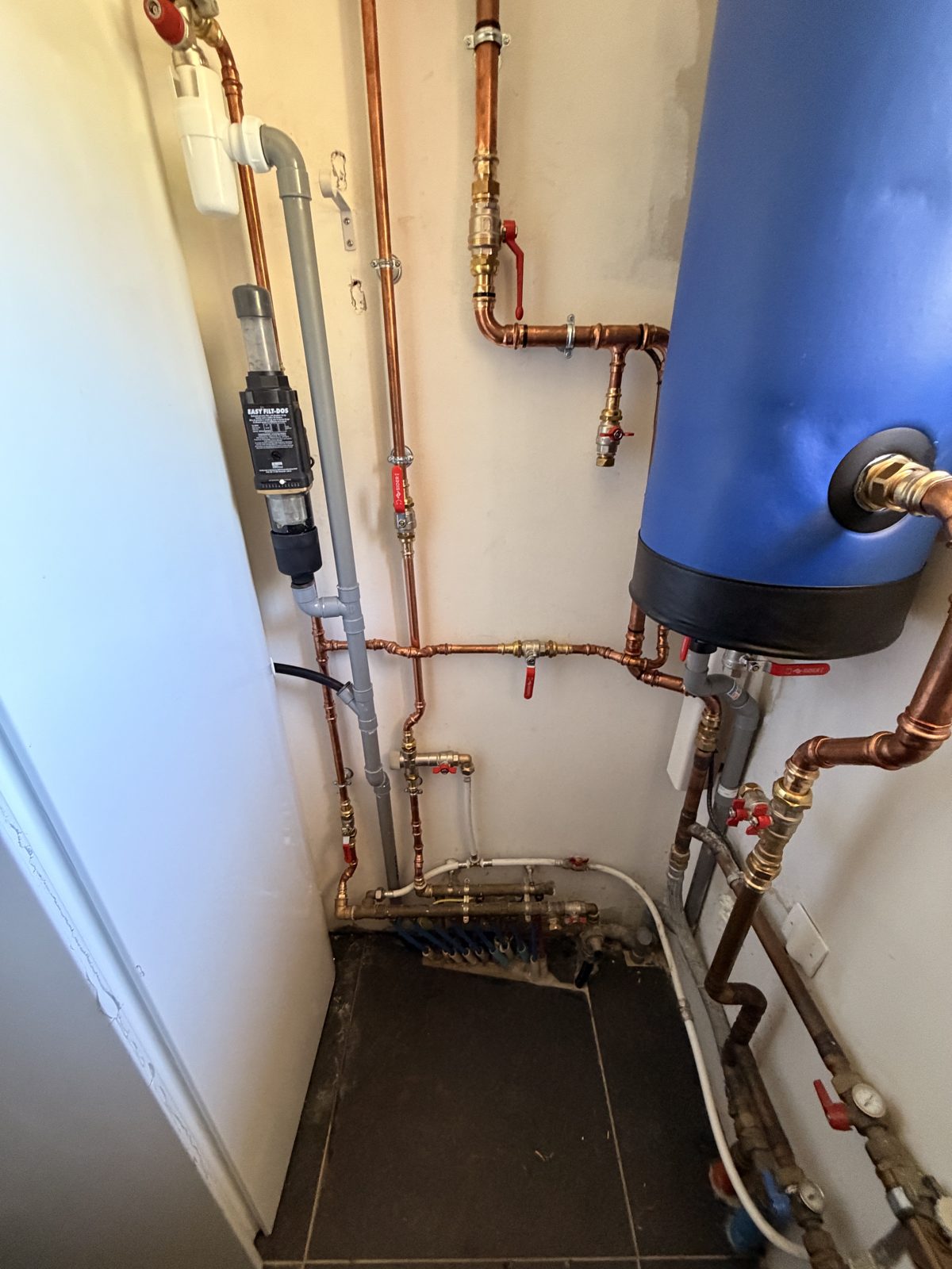 Chaufferie avec ballon d'eau chaude et tuyauterie cuivre réalisée par GAB
