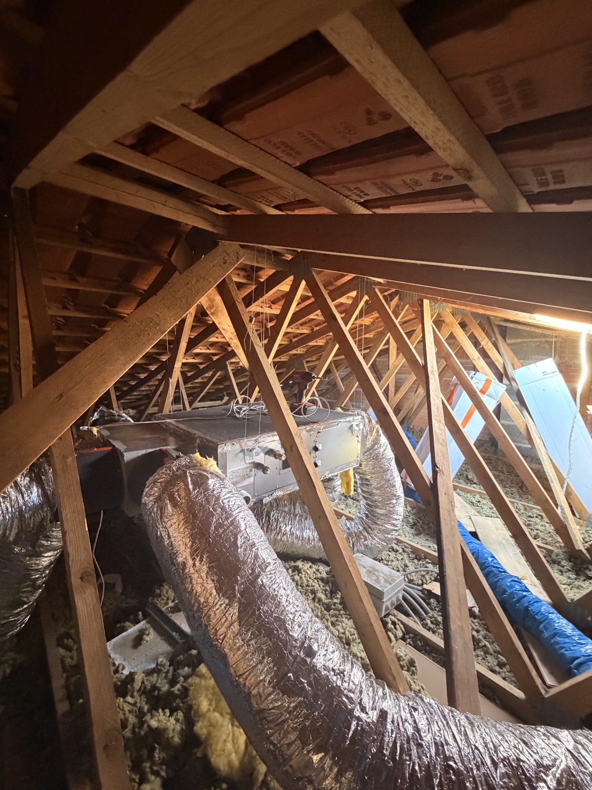 Caisson gainable installé sous charpente dans des combles isolés