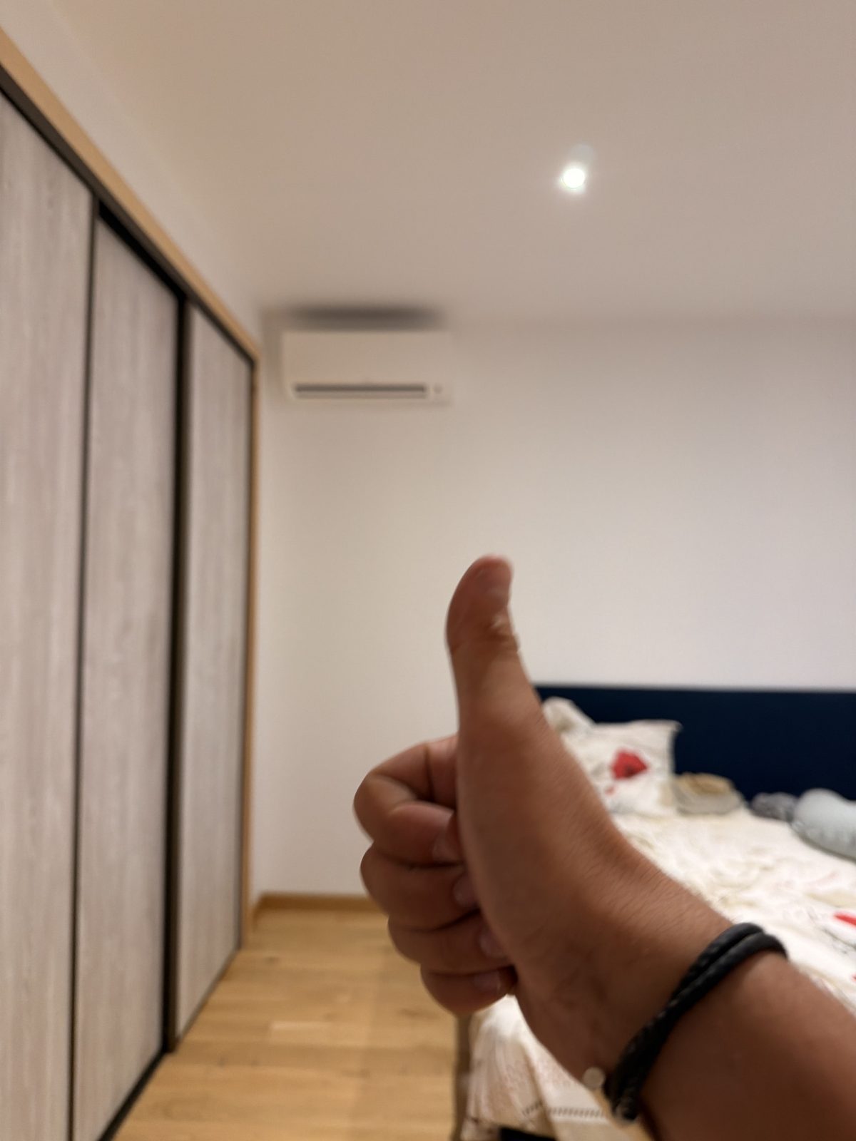 Climatiseur réversible mural installé dans une chambre