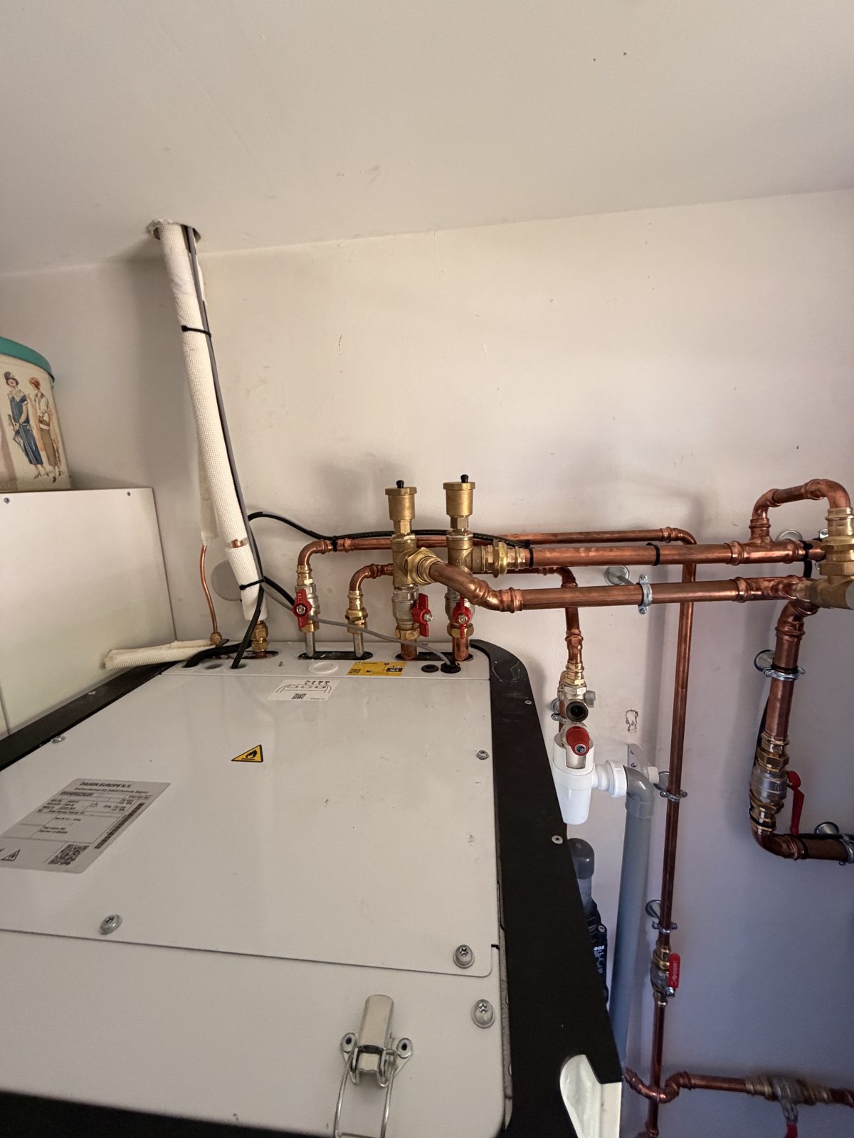 Module intérieur de pompe à chaleur air/eau raccordé en cuivre
