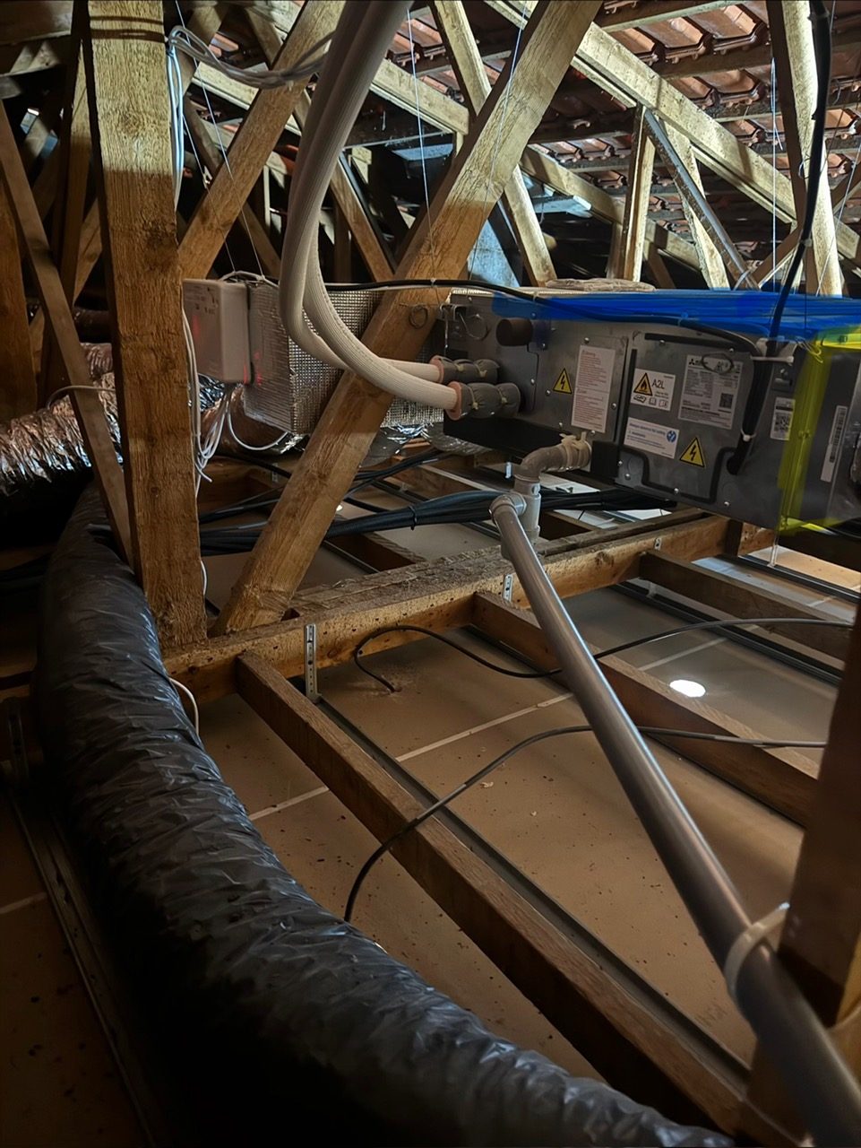 Raccordement d'une unité gainable en fluide A2L dans des combles