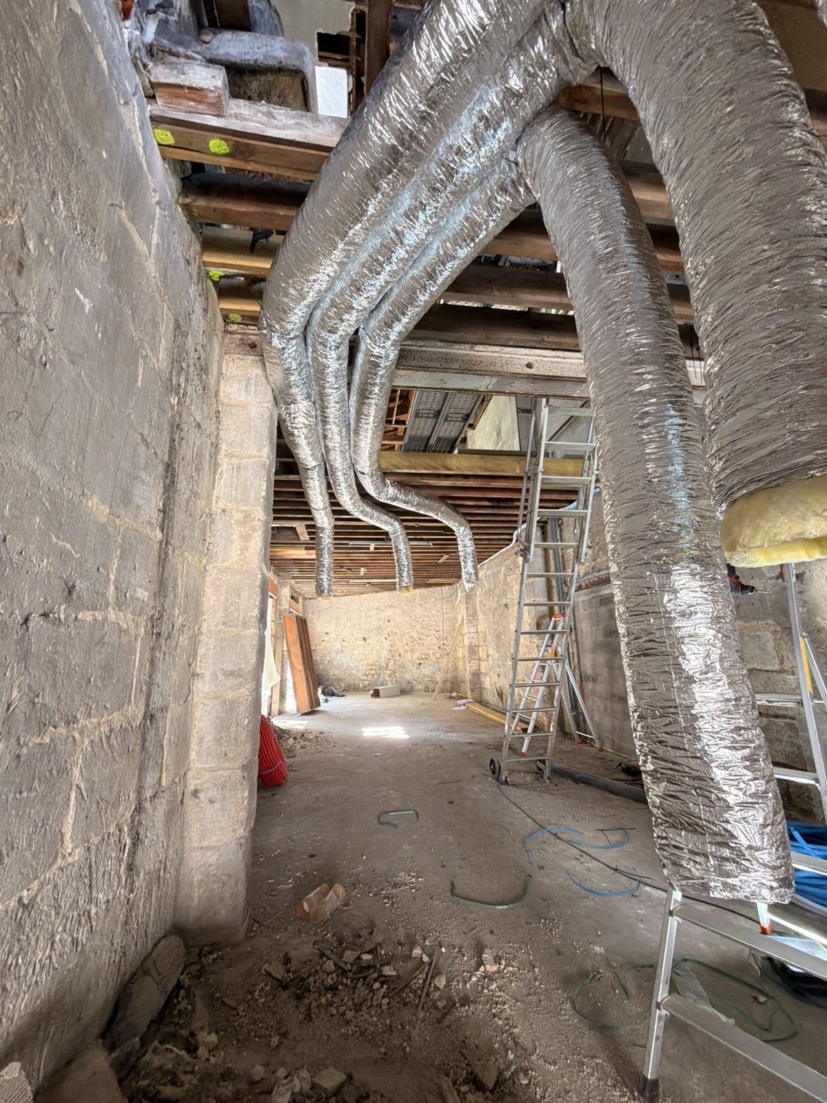 Réseau de gaines de climatisation gainable dans une maison en rénovation